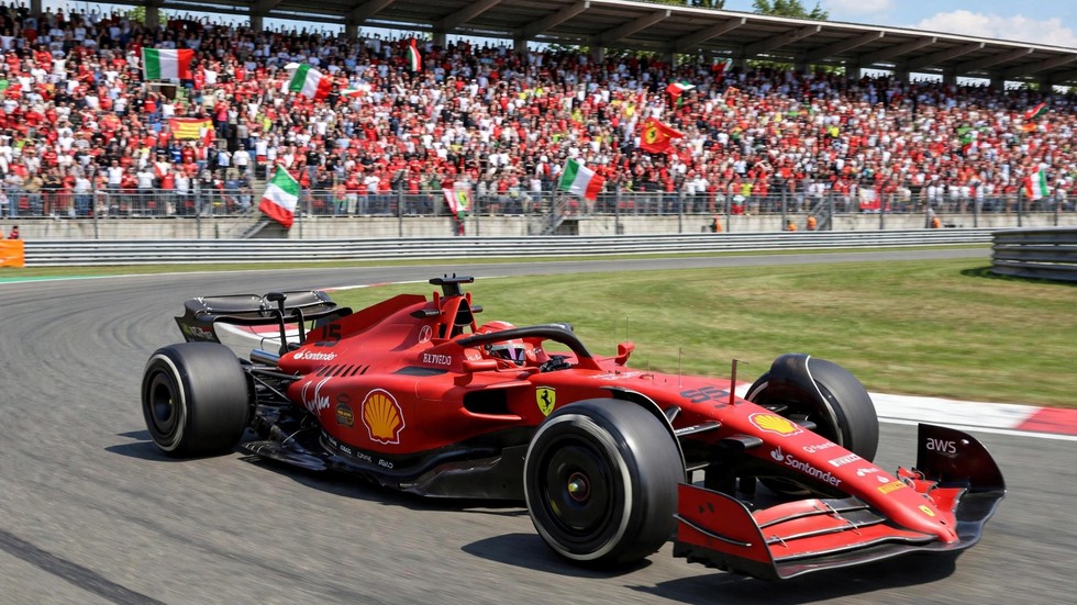 Monoposto Ferrari rossa in pista a Monza davanti alla folla di tifosi