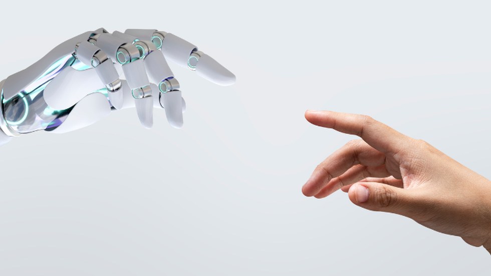 Mano robotica e mano umana che si sfiorano, simbolo della collaborazione tra intelligenza artificiale e persone nel 2026.