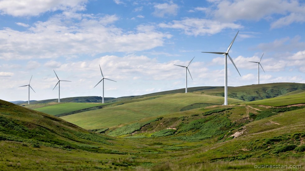 Pannelli solari in un campo al tramonto, simbolo della transizione energetica europea per il clima nel 2026.