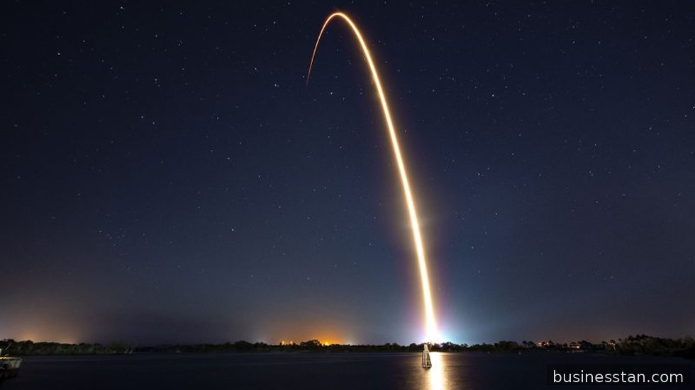 Astronauta in passeggiata spaziale con la Terra sullo sfondo, tra le immagini simbolo delle missioni del 2026.