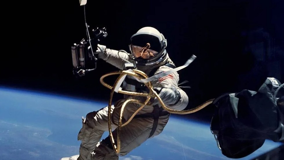 Astronauta in passeggiata spaziale con la Terra sullo sfondo, tra le immagini simbolo delle missioni del 2026.