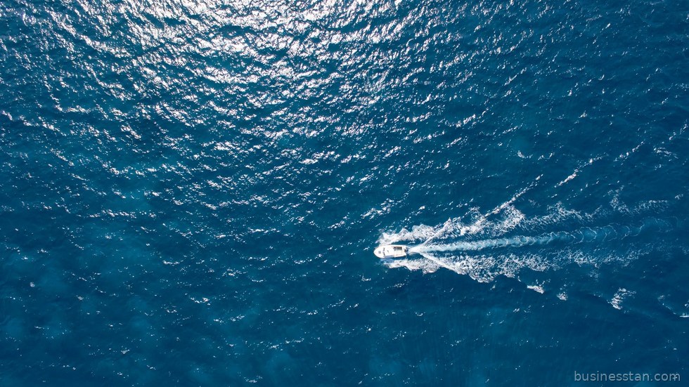 Imbarcazione di soccorso nel Mar Mediterraneo durante un'operazione di salvataggio.