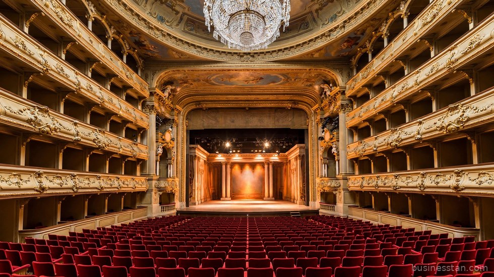 Il palco del Teatro Ariston illuminato durante una serata del Festival di Sanremo.