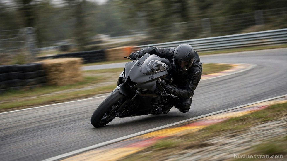 Partenza di una gara motociclistica con i piloti schierati in griglia.