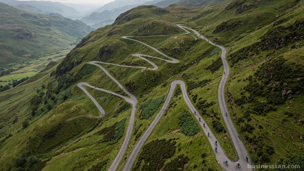 Gruppo di ciclisti impegnati in una salita di montagna al Giro d'Italia.